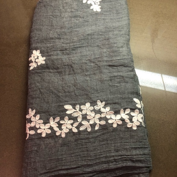 Grey scarf - Picture 2 of 3